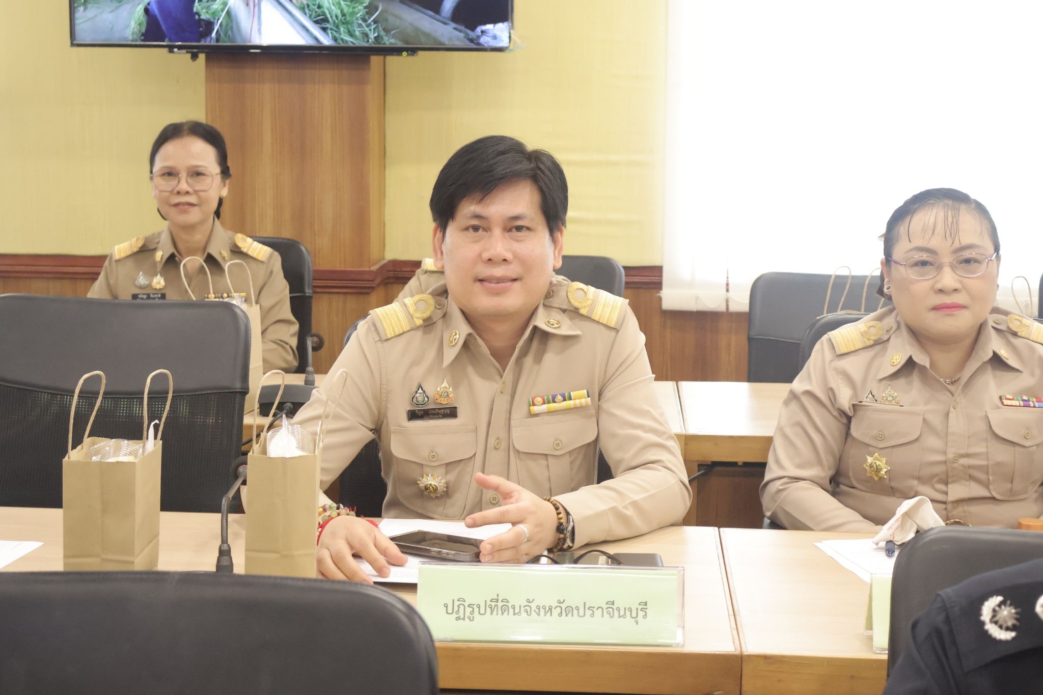 title - วันที่ 24 มีนาคม 2569 เวลา 09.30 น. นายวิทูล ประดิษฐบุญ ปฏิรูปที่ดินจังหวัดปราจีนบุรี เข้าร่วมประชุม หัวหน้าส่วนราชการ ประจำเดือน มีนาคม 2569 ขับเคลื่อนนโยบายรัฐ สู่การพัฒนาพื้นที่อย่างเป็นรูปธรรม  ณ ห้องประชุมทวารวดี ศาลากลางจังหวัดปราจีนบุรี   โดยมี นายวีระพันธ์ ดีอ่อน ผู้ว่าราชการจังหวัดปราจีนบุรี เป็นประธานประชุมหัวหน้าส่วนราชการ พร้อมด้วย นายชนาธิป โคกมณี และนายสัญญา นามี รองผู้ว่าราชการจังหวัด หัวหน้าส่วนราชการ หน่วยงานรัฐวิสาหกิจ  และภาคส่วนที่เกี่ยวข้องเข้าร่วมประชุมอย่างพร้อมเพรียง 